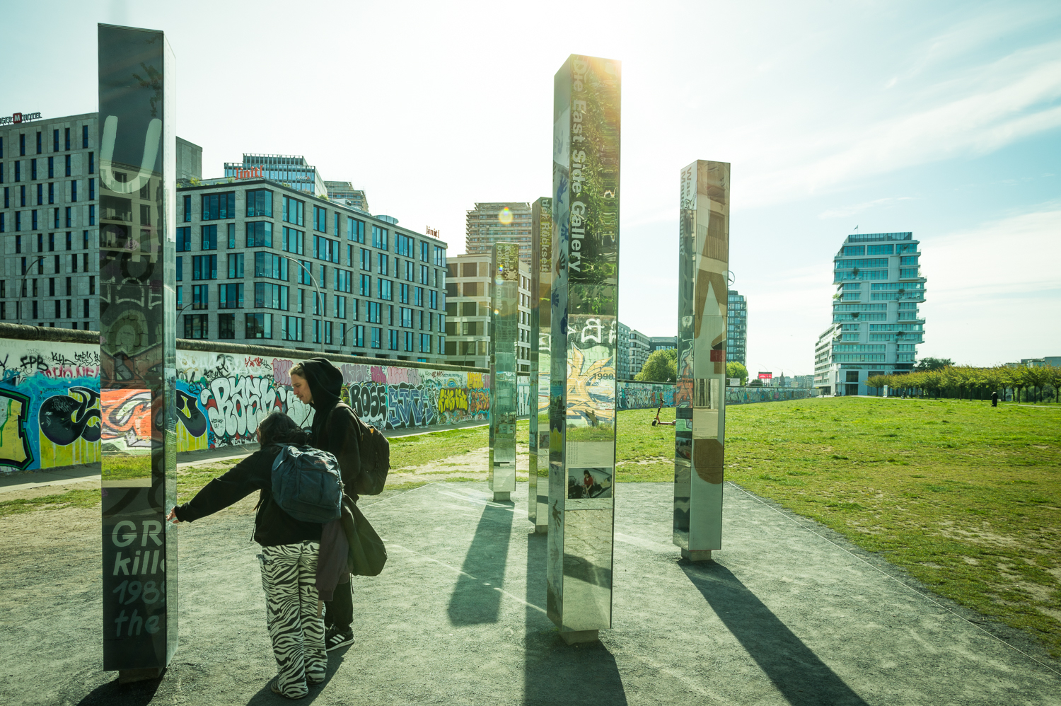 BesucherInnen vor Stelen bei der Open Air Ausstellung
